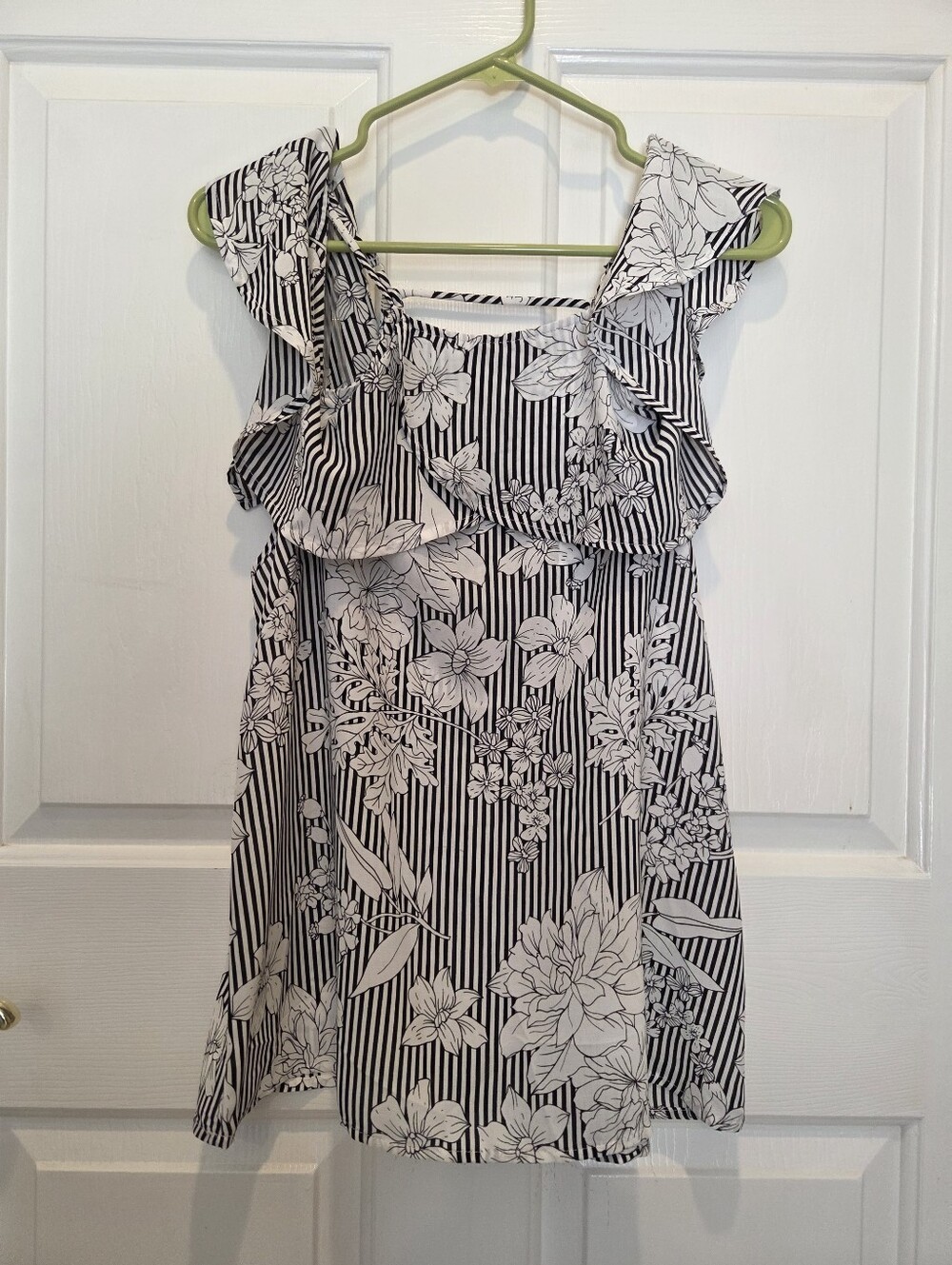 Daytrip Black & White Floral Stripe  Cold Shouldee Shirt Size M, NWT